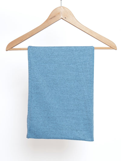 Écharpe infinie en tricot léger de couleur bleue