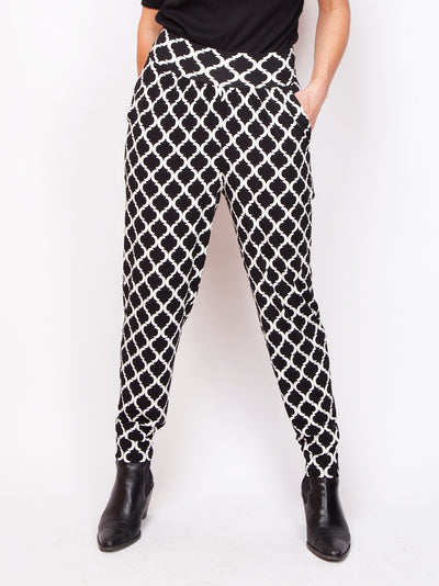 Women's printed narrow leg pant with pockets in black/white